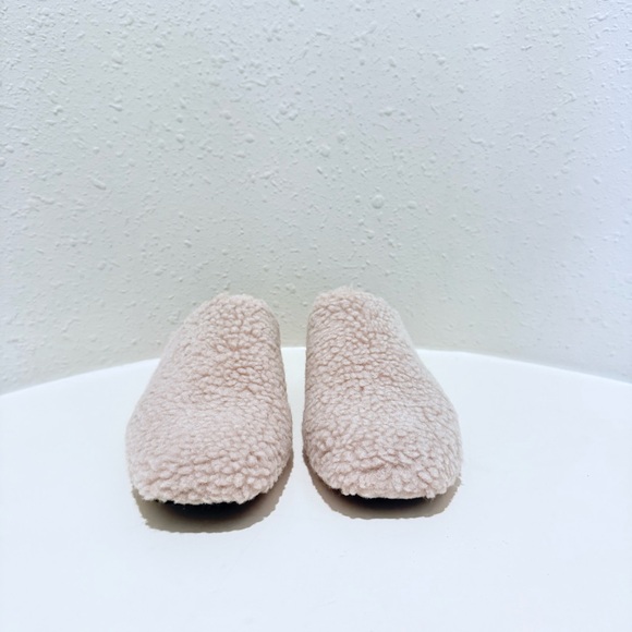 DKNY Women’s Fuzzy Faux Fur Beige Square Toe Mules Size 7 NWT - Picture 2 of 8